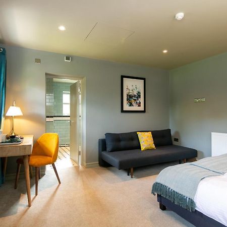 The Cowdray Arms Bed & Breakfast Worth  Екстериор снимка