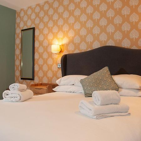The Cowdray Arms Bed & Breakfast Worth  Екстериор снимка