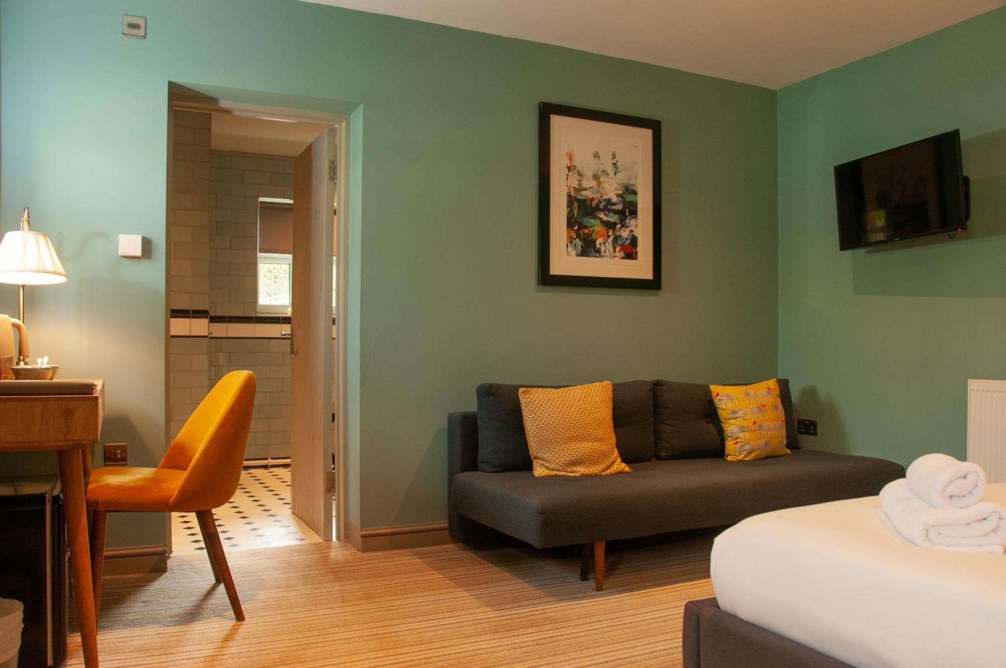 The Cowdray Arms Bed & Breakfast Worth  Екстериор снимка