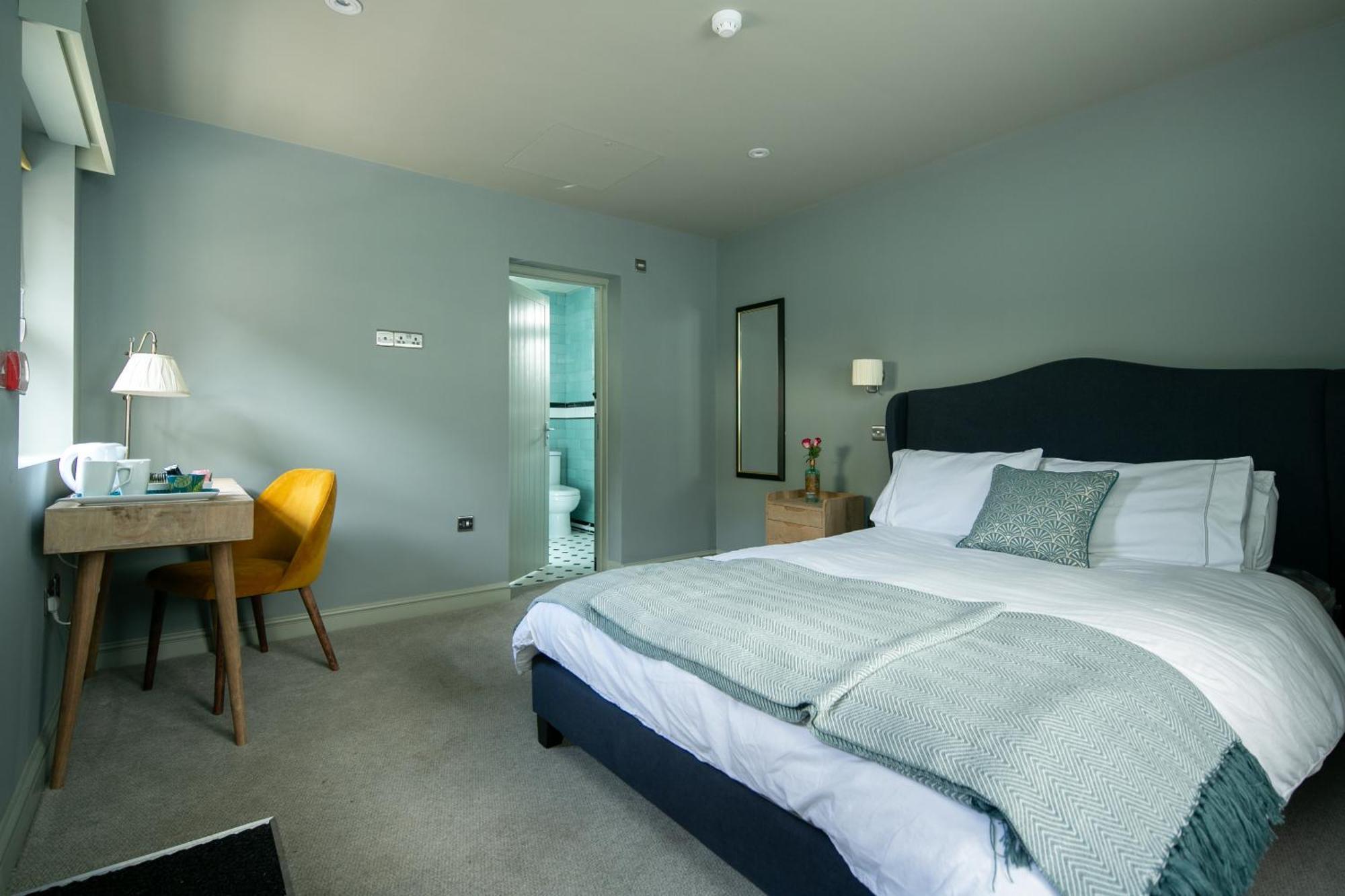 The Cowdray Arms Bed & Breakfast Worth  Екстериор снимка