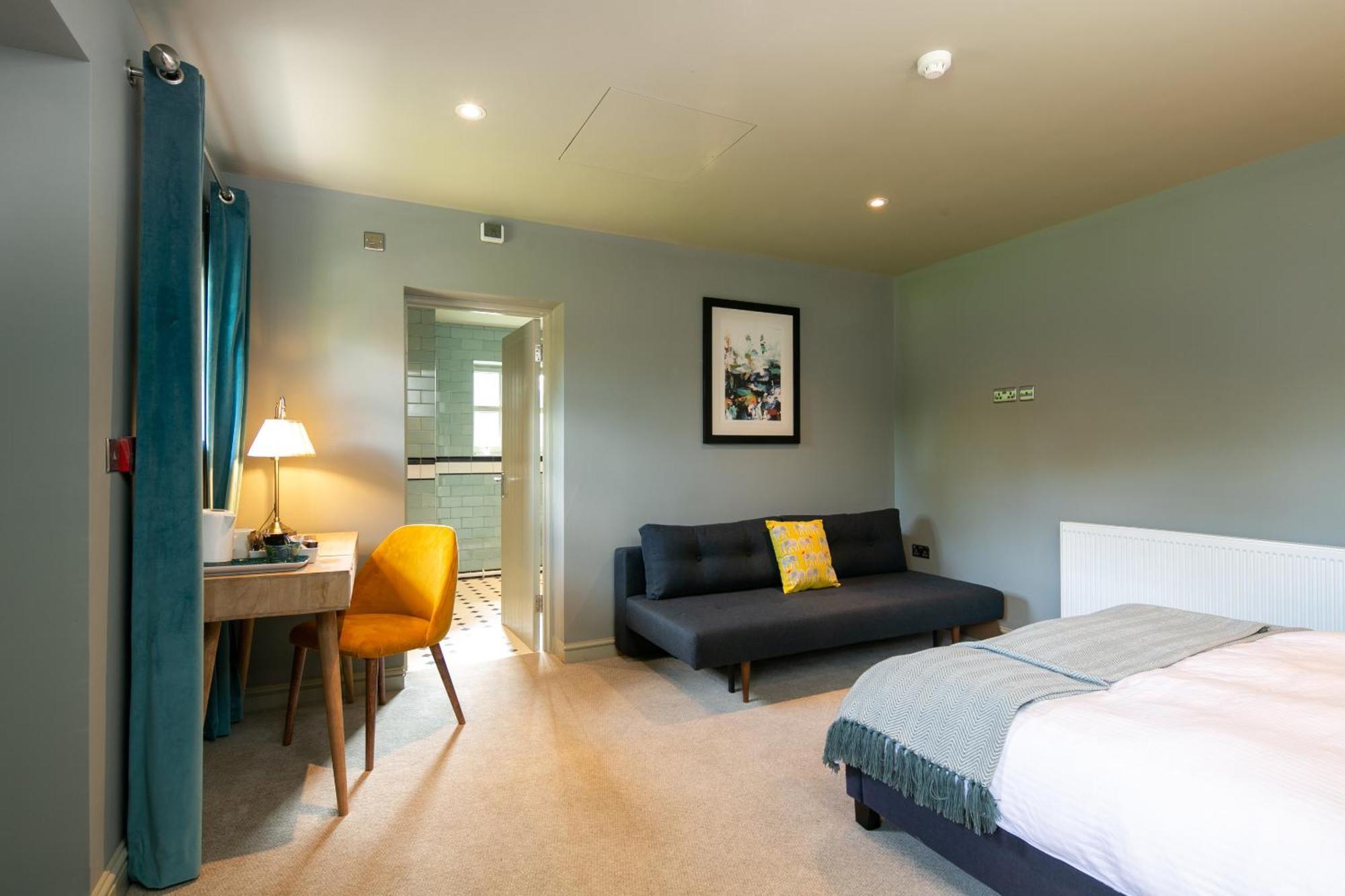 The Cowdray Arms Bed & Breakfast Worth  Екстериор снимка