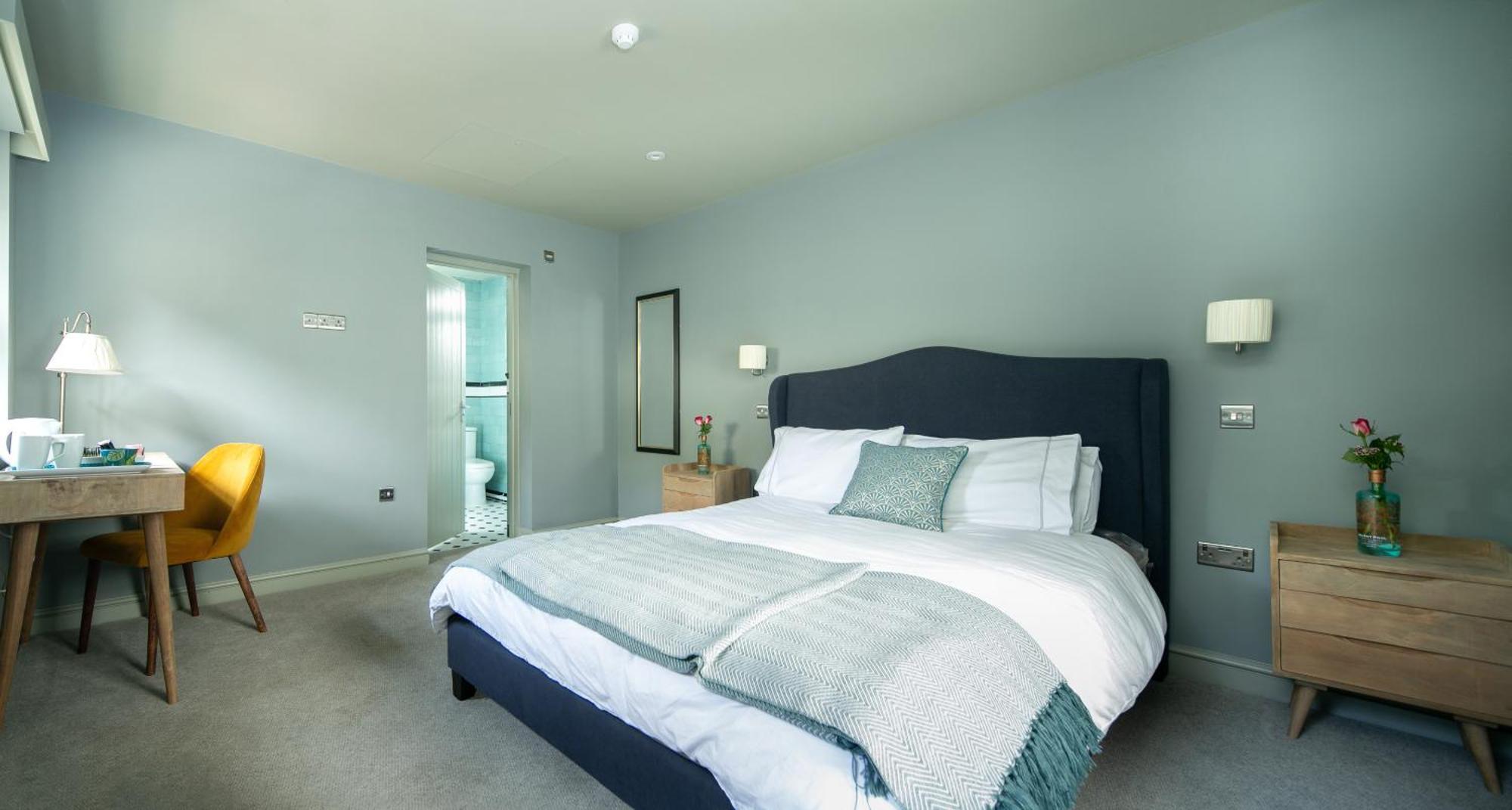 The Cowdray Arms Bed & Breakfast Worth  Стая снимка