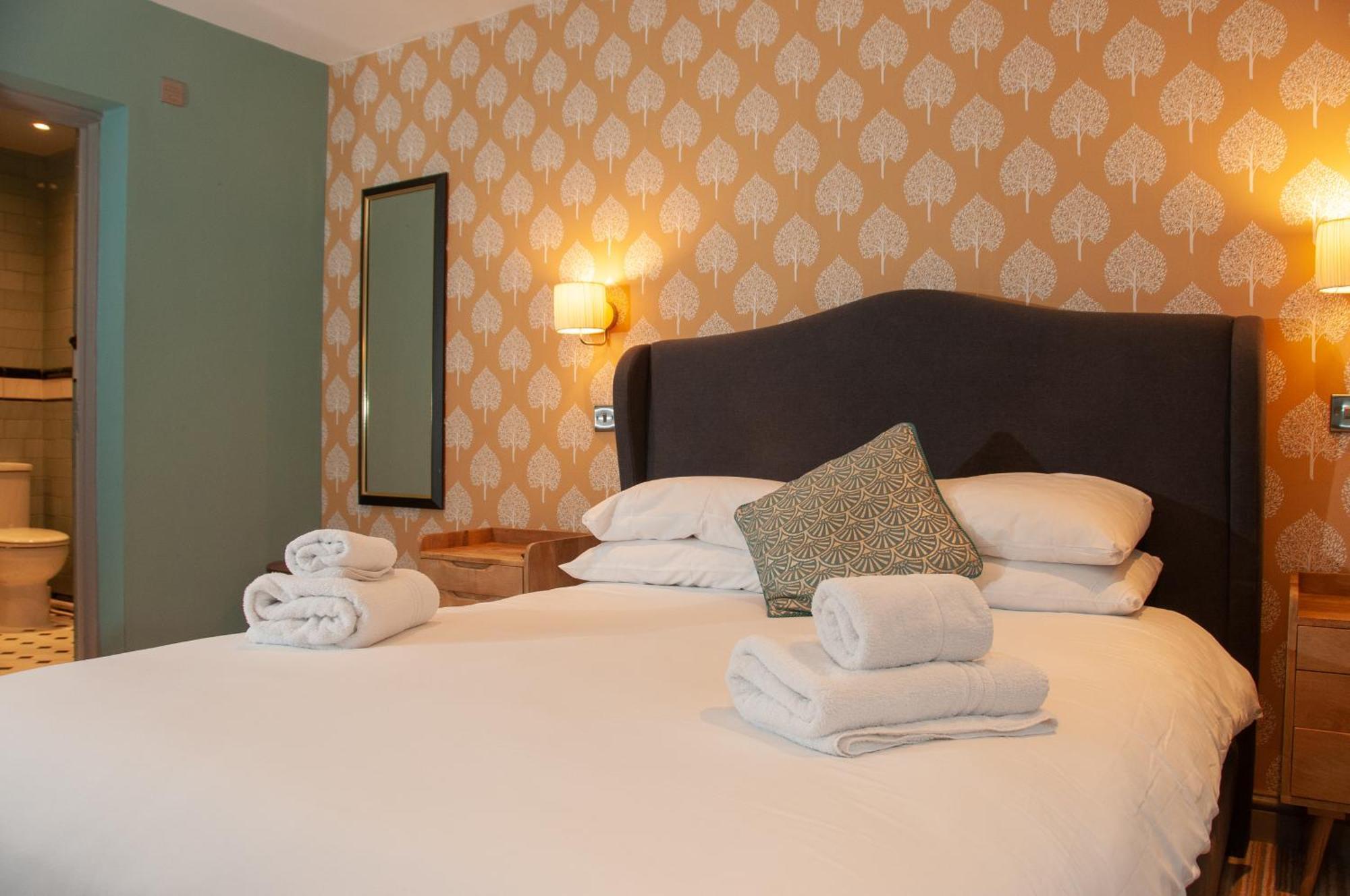 The Cowdray Arms Bed & Breakfast Worth  Екстериор снимка