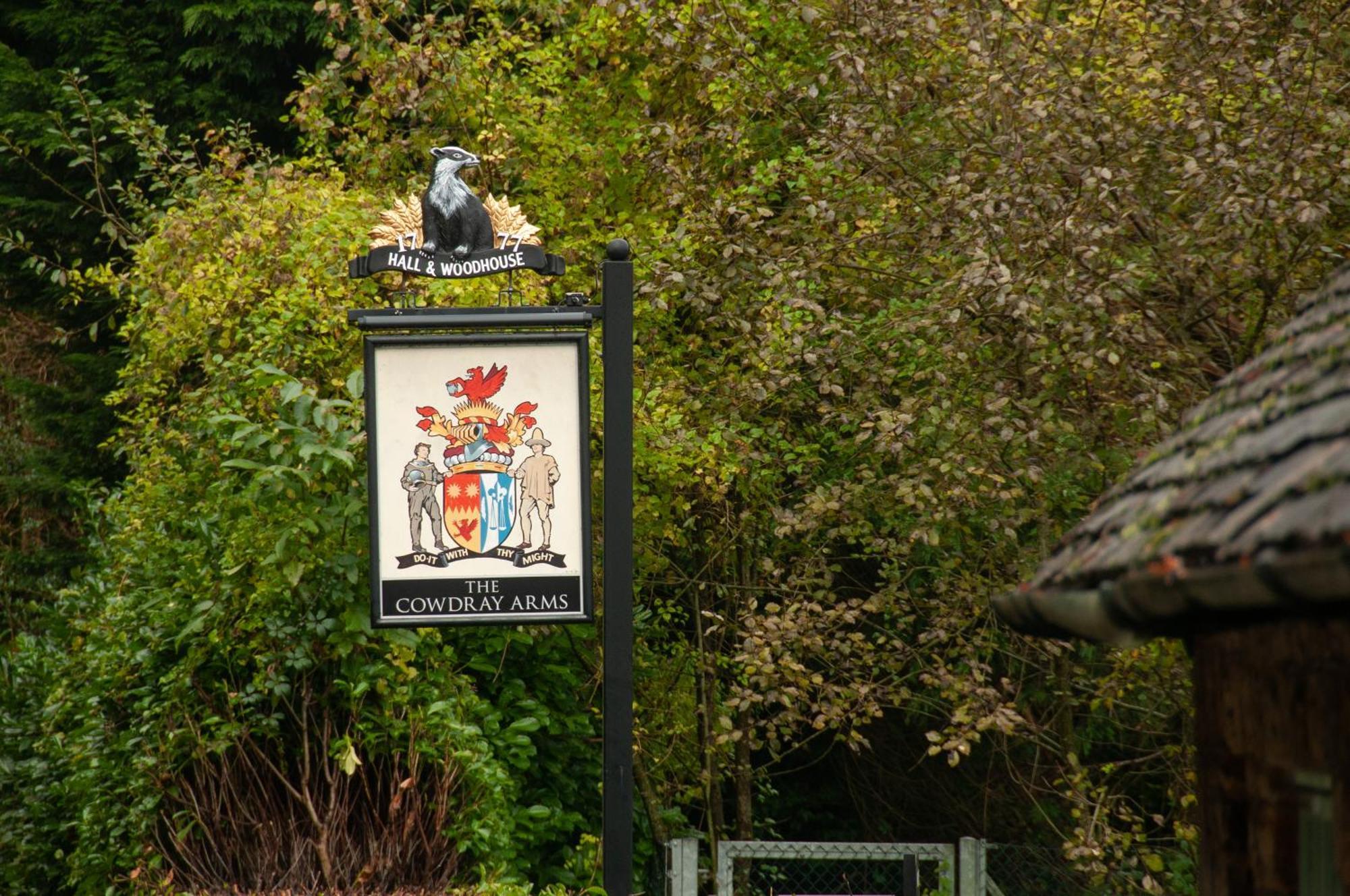 The Cowdray Arms Bed & Breakfast Worth  Екстериор снимка