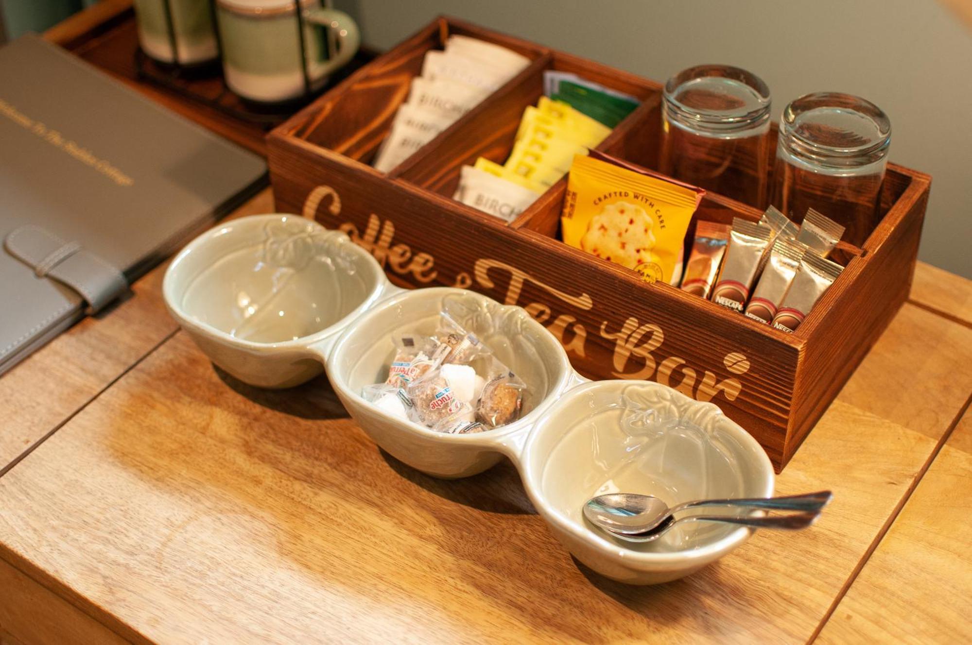 The Cowdray Arms Bed & Breakfast Worth  Екстериор снимка