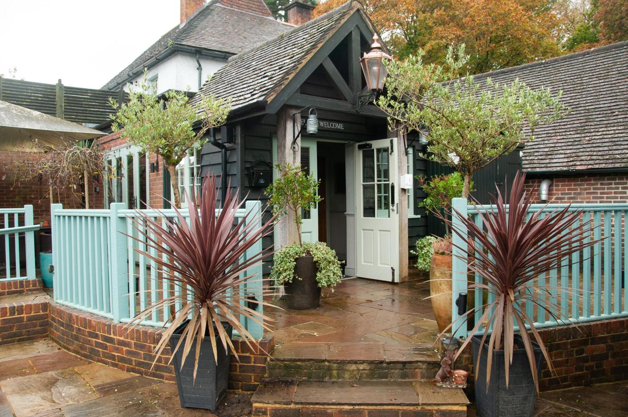 The Cowdray Arms Bed & Breakfast Worth  Екстериор снимка